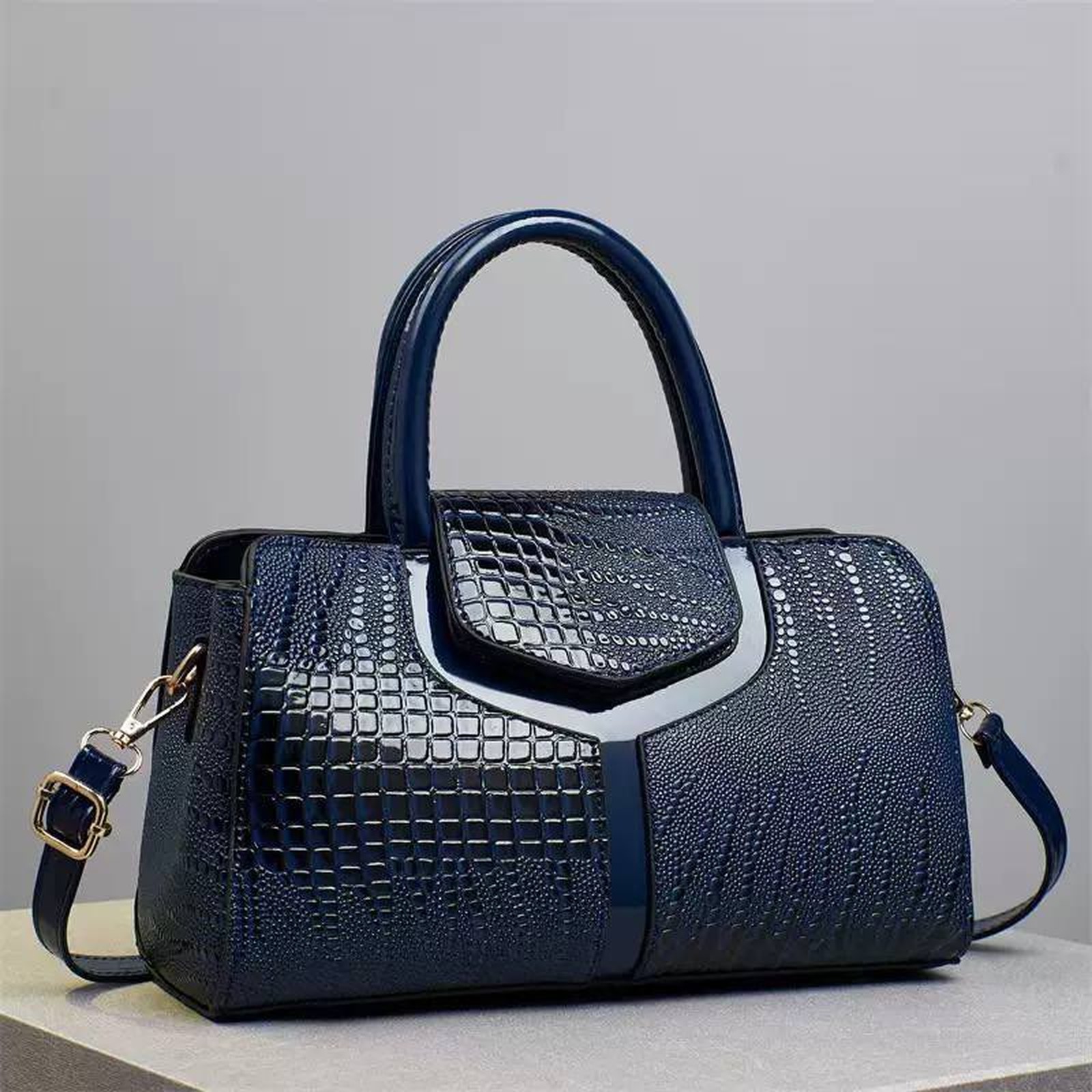 Fabulous Looking Ladies Shoulder Bag - Image 5