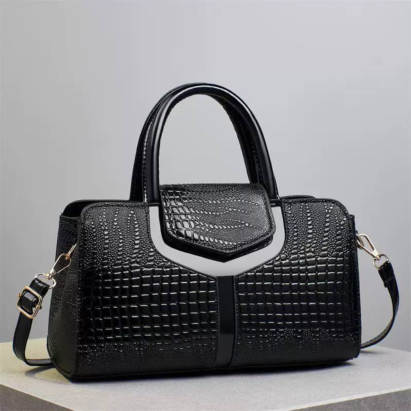 Fabulous Looking Ladies Shoulder Bag - Image 3