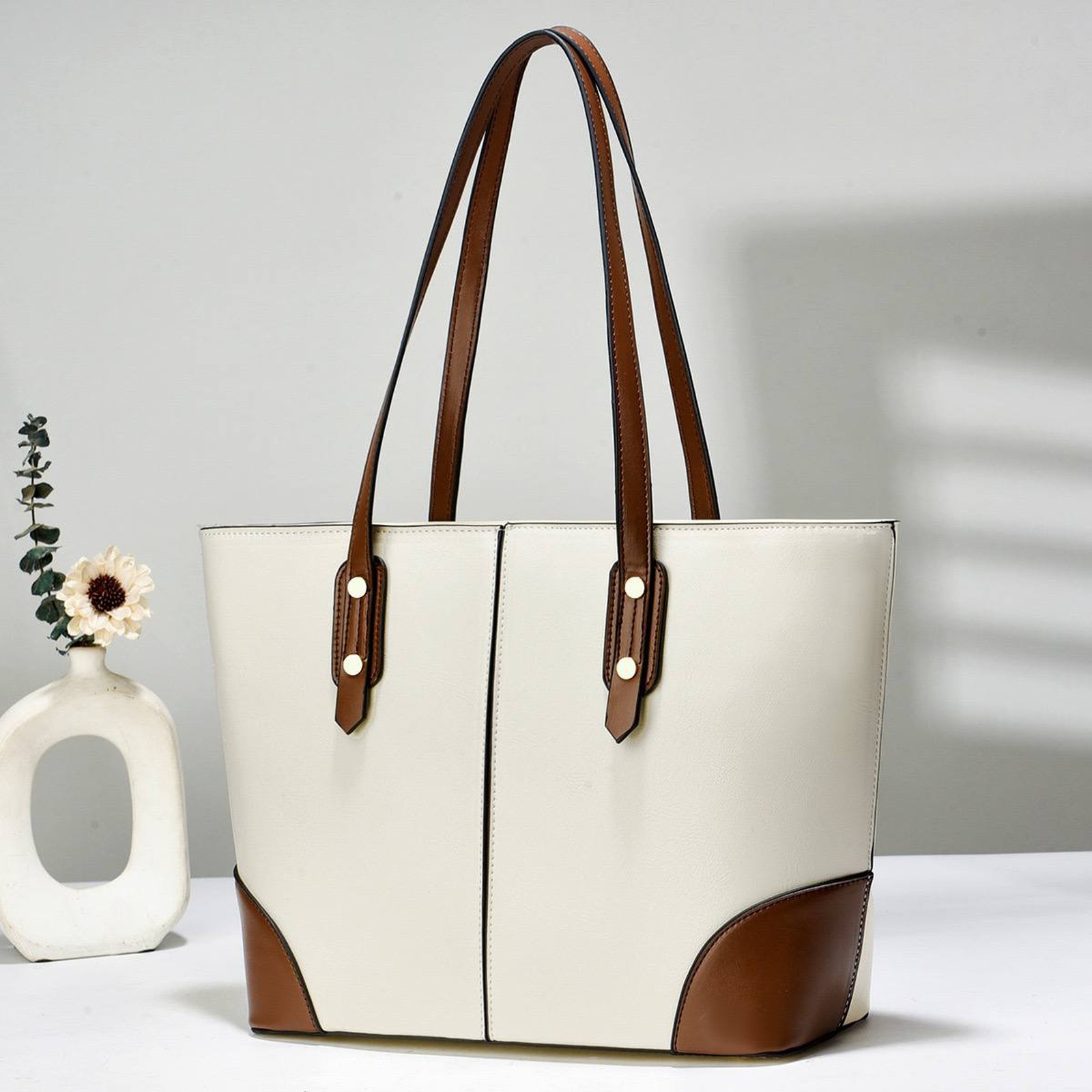 Fashionable Ladies Maxi Leather Bag