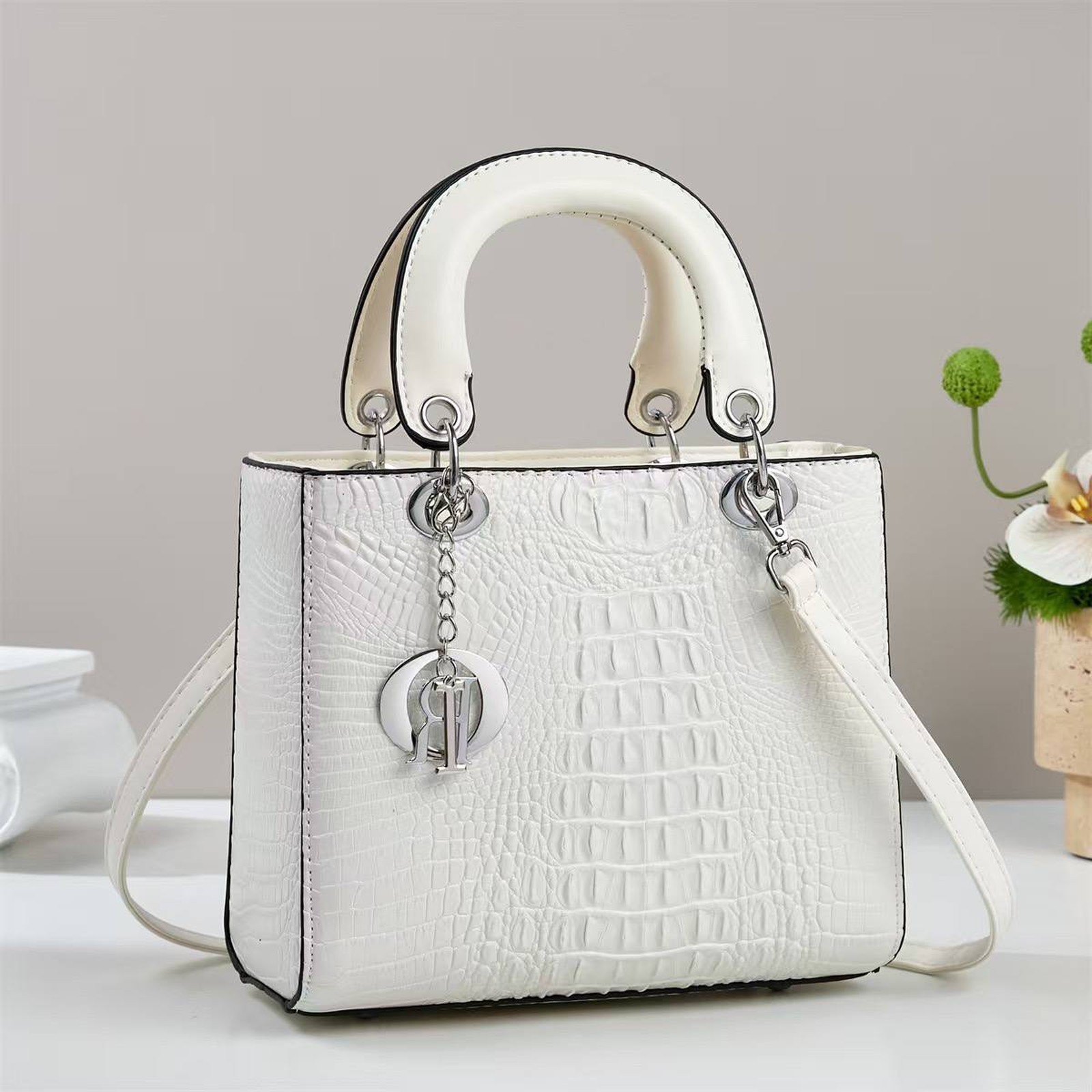 Ladies Fashionable and Trendy Handbag (PM)