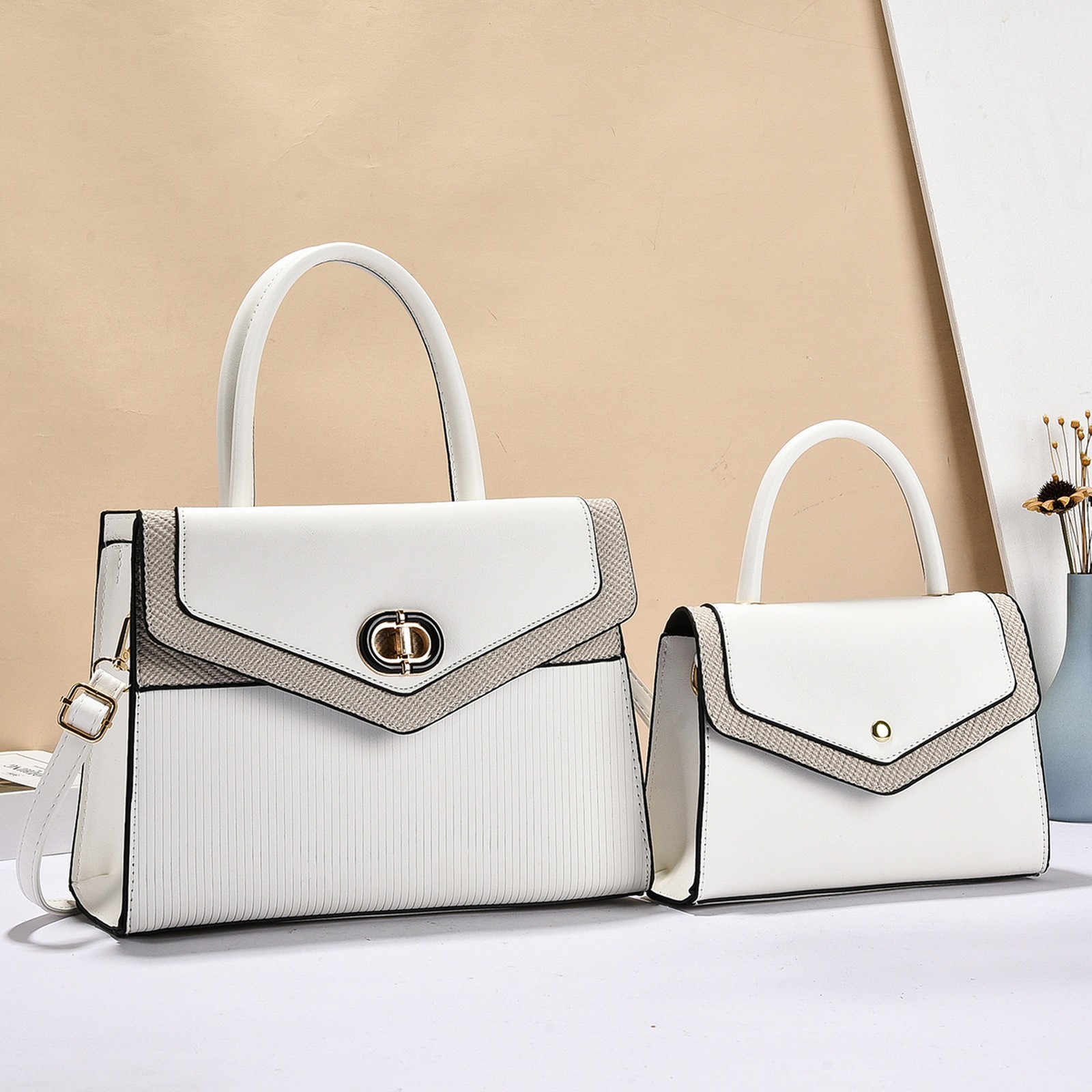 Stylish and Luxurious Looking Women Bag Set CTK